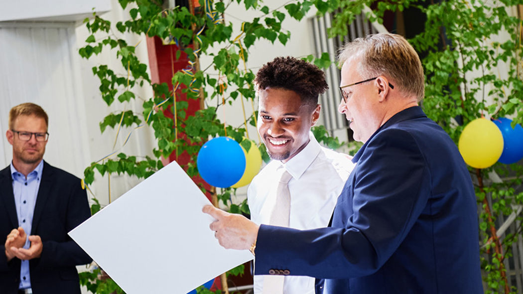 Bild på glad stipendiemottagare